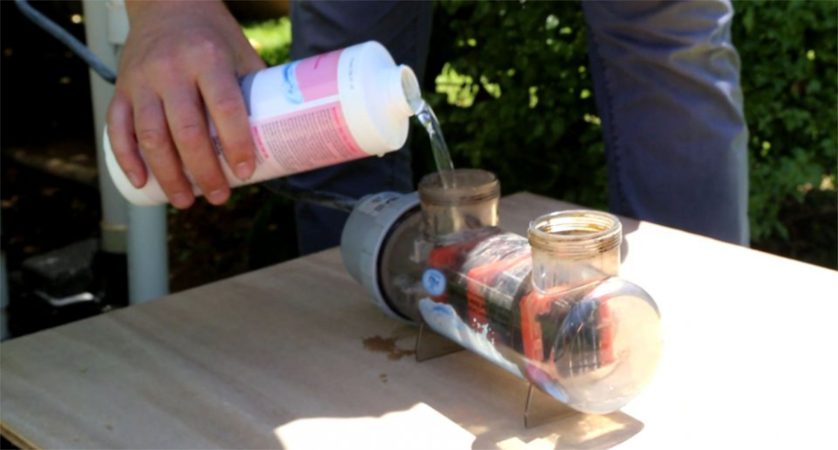 Cleaning Pool Chlorinator
